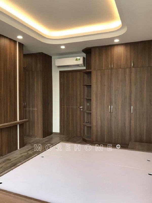 Chiêm ngưỡng mẫu tủ quần áo gỗ hiện đại màu nâu trầm sang chảnh với những đường vân tinh tế được nhiều gia chủ yêu thích và đặt sản xuất tại MoreHome